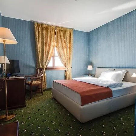 Ai Tardi Hotell 3*