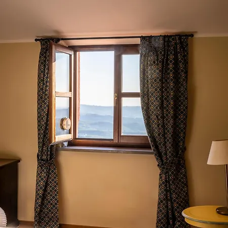 Ai Tardi Hotel Diano dʼAlba