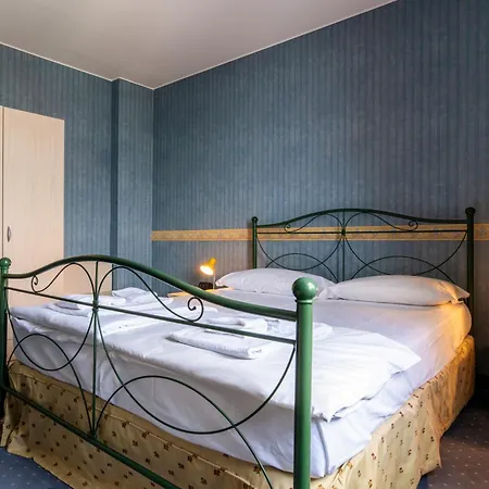 Ai Tardi Hotel Diano dʼAlba